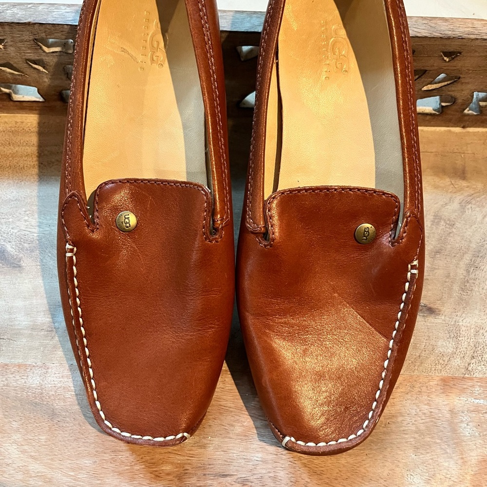 UGG Womens F8007E Brown Leather Slip On Loafers driving size 6 new without tags